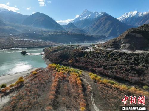 秋冬转换 西藏雅鲁藏布大峡谷风光壮丽