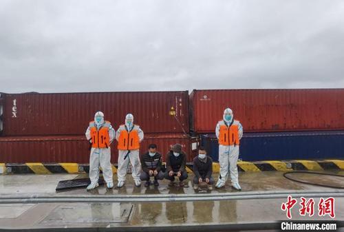 广东海警抓获犯罪嫌疑人。　广东海警局 供图