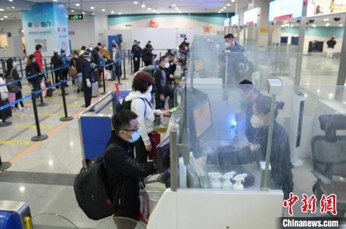 1月8日，从香港到福州的MF8696航班成为新措施实施后入境福州的首架客机航班。　宋华龙　摄