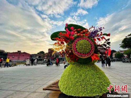 古城泉州网红巨兔“蟳埔簪花兔”颇受欢迎。　泉州文旅局供图
