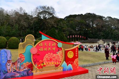 1月26日，春节假期的第六天，福建省龙岩市上杭县古田镇的古田会议会址游人络绎不绝。　张斌　摄