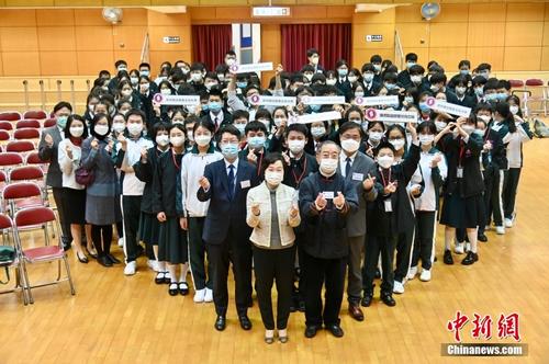跨境学生重回香港校园恢复正常学习生活