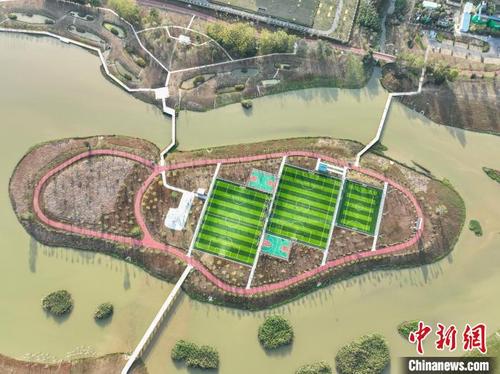 航拍广西南宁明月湖公园湖心岛体育场。　陈冠言　摄
