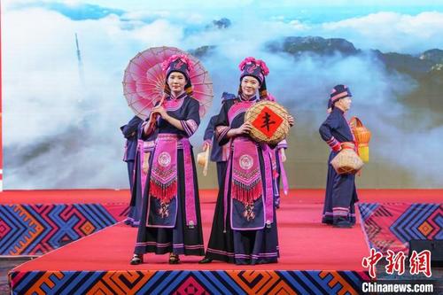 图为仡佬族服装秀。 陈冠言 摄