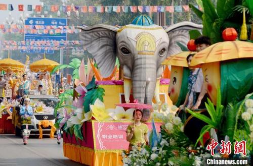 图为大游演上的主题花车方阵。 缪超 摄