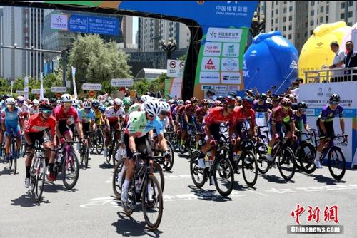 第二十二届环青海湖国际公路自行车赛揭幕战打响
