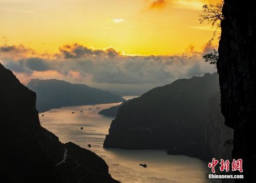 湖北宜昌：旭日东升 长江西陵峡云蒸霞蔚