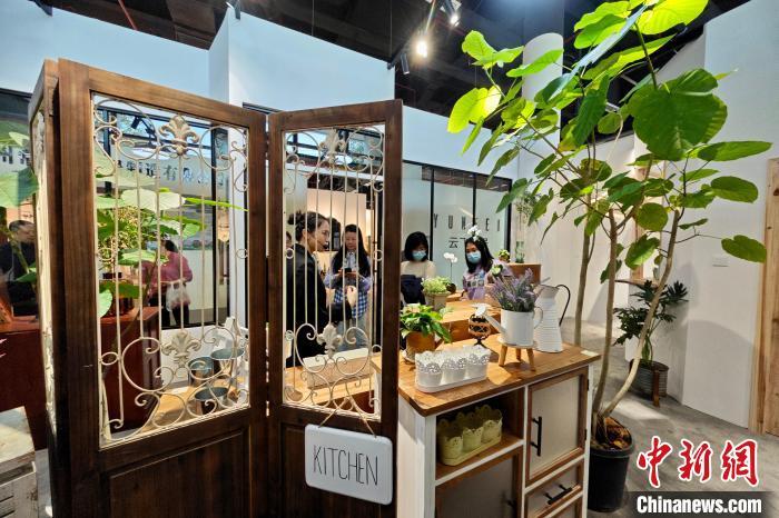 顾客在位于闽侯县荆溪镇的工艺品城市展厅选购产品。中新网记者 王东明 摄