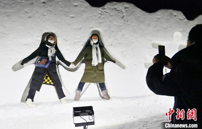 游客在拍照留念。张瑶 摄