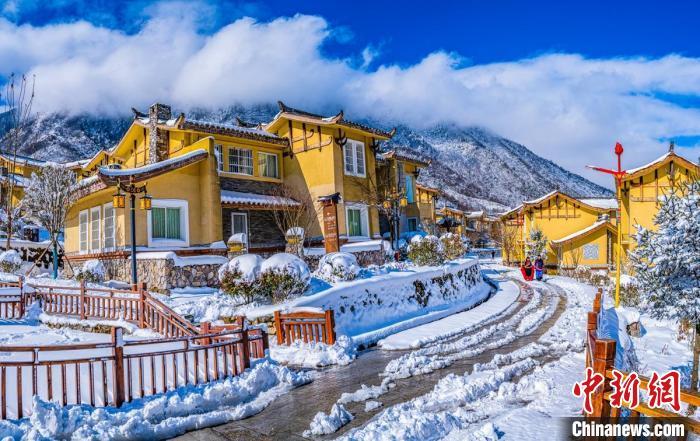 彝寨雪景。周万龙 摄