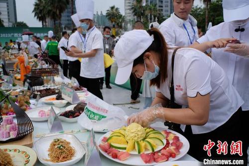 图为参赛者正在进行紧张的准备工作。　刘俊聪 摄