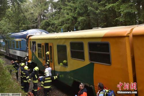 捷克西北部两列火车相撞 致至少2人死亡24人受伤