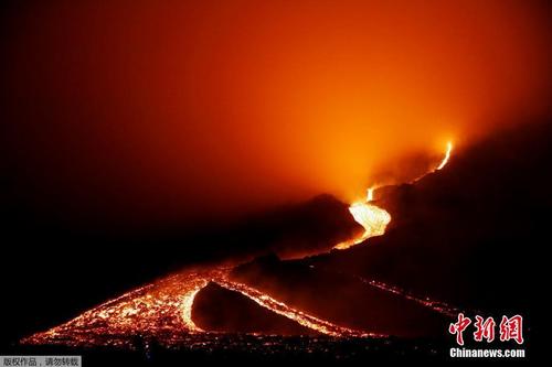 危地马拉一座火山爆发 岩浆顺势而下映红天空