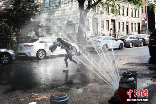 纽约部分消防栓喷水为市民消暑