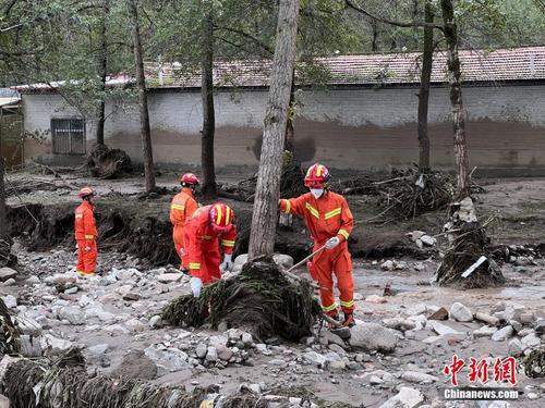 直击青海大通山洪灾害 消防队伍抵达现场展开救援