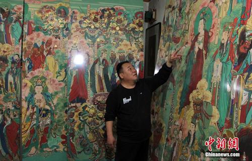 画家临摹“毗卢寺壁画”