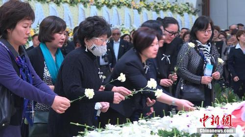各界人士送别越剧表演艺术家徐玉兰