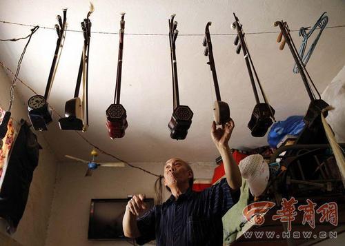 西安二胡匠人遇收徒难