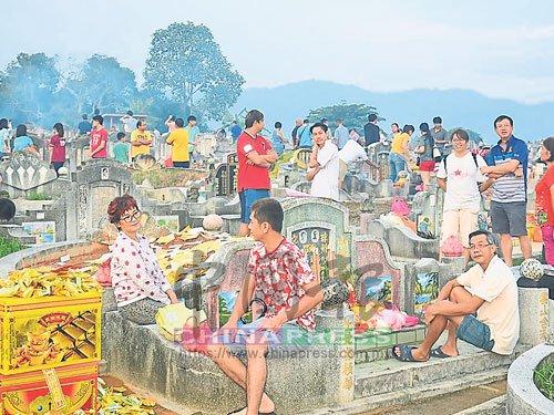 清明将至马来西亚华人纷纷赴义山祭祖扫墓 中国侨网