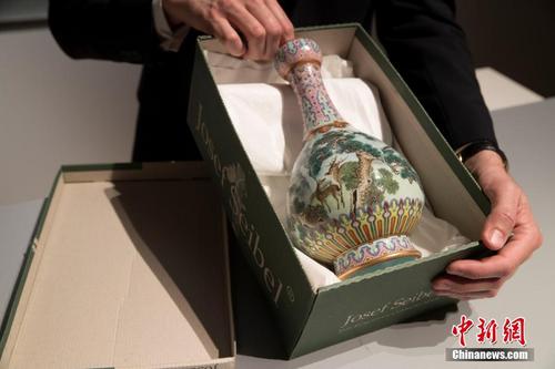 乾隆时期罕见瓷瓶将拍卖 曾“雪藏”鞋盒几十年