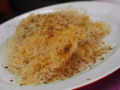 香底米作法是尽可能让每根米粉都煎得香酥。（马来西亚《星洲日报》）