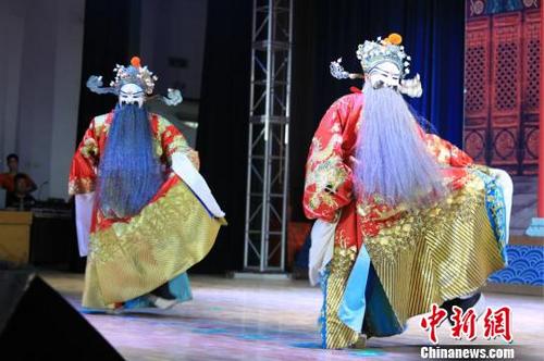 国家级非遗深泽坠子戏保护成果展演现场。　梁子栋　摄