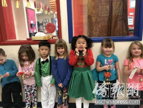 西米谷幼儿园和来自天津的小朋友们一起做手工来了解中国农历新年文化。（美国《侨报》/翁羽 摄）