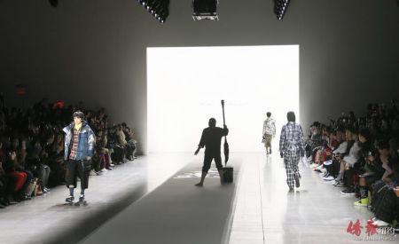 图为现场时装和水墨书法表演。(美国《侨报》 管黎明摄)