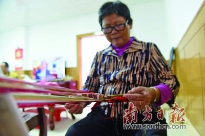“织带仔”的传承人杨桂兰。(摄影：南方日报记者 梁维春)