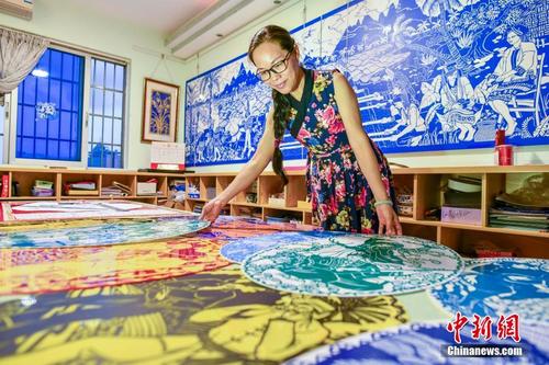 美术教师历时三年创作五十六个民族剪纸艺术画