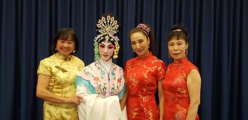 活动中，演员们表演连唱、京剧、京胡演奏等节目。(美国《世界日报》/唐嘉丽 摄)