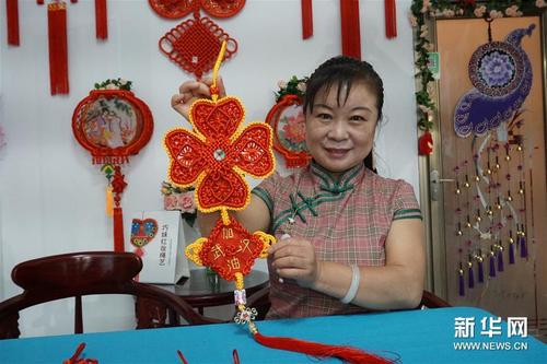 5月21日，天津市河北区非物质文化遗产项目“巧妹红妆绳艺”代表性传承人吕敏展示其创作的作品。（新华社/栗雅婷 摄）