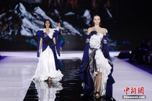 中意设计大师联合创作的“丝绸之路”主题时装秀在青岛精彩上演