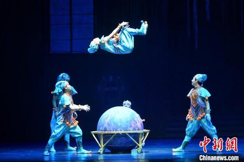 中国杂技剧《天鹅湖》在福州上演