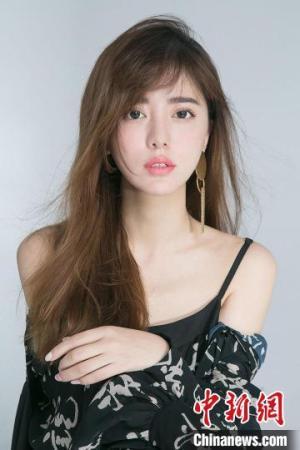 藏族女歌手阿兰 魅力源于努力年龄不是界限 中国侨网