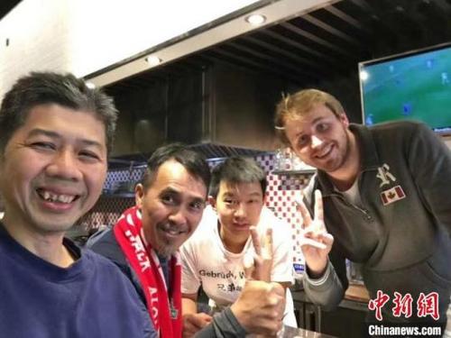 图为辛马丁（右一）与合伙人（右二）在开的第一家门店留影。受访人供图