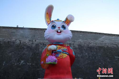 “文学福兔”巨型生肖灯亮相南京老门东景区