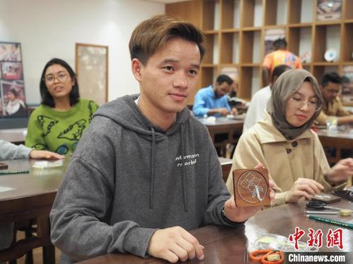 全民艺术普及日 多国留学生在广西感受苗族传统技艺