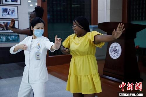 国际友人练习中医养生功法八段锦。肖健 摄