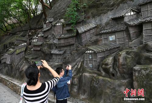 重庆：临崖峭壁现巨型艺术浮雕 吸引市民打卡