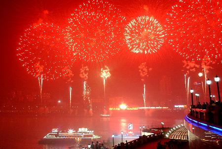 山城焰火璀璨迎接亚太城市市长峰会开幕