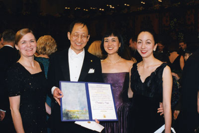 崔琦与夫人琳达及两个女儿大熙,大可