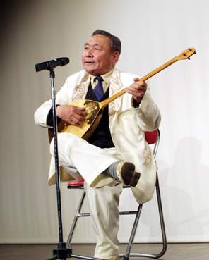 哈萨克族当中最有威望的"阿肯"胡尔曼别克在表演《阿肯弹唱》.