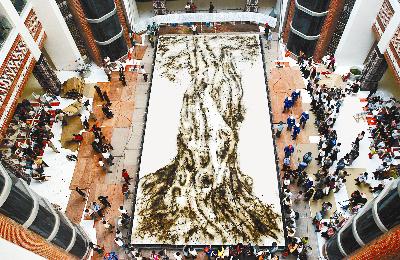 2006年05月16日 09:19   49岁的美国纽约华人艺术家蔡国强,5月14日