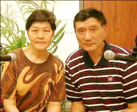 访问姚明父亲姚志源,母亲方凤娣(美南华语广播网图)