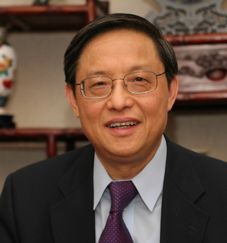 中国驻美国大使周文重曾在英国巴斯大学,伦敦经济学院进修数年