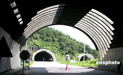 中国原生态高速公路第一隧——老山隧道近日建成