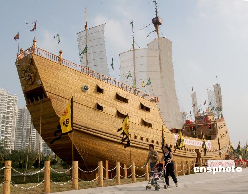 仿真郑和宝船在南京正式落成