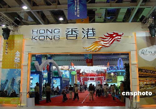 在"时尚香港"展区,以一条飞龙为招牌,透明的玻璃橱窗展示各种名贵