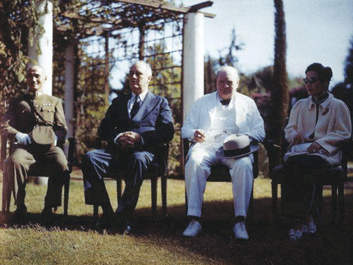 从左至右:蒋介石,罗斯福,丘吉尔,宋美龄在开罗会议上合影